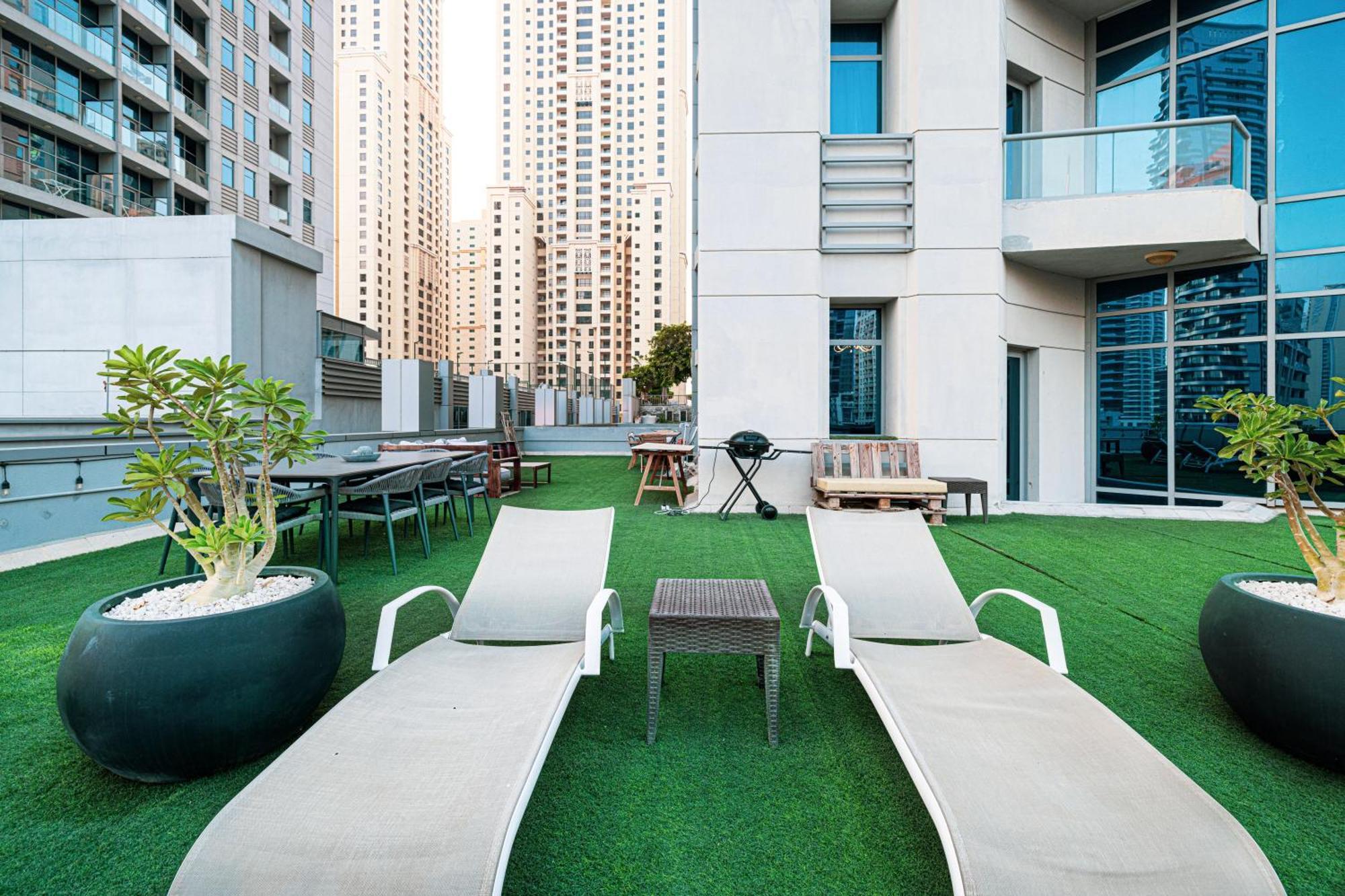 With Private Pool & Huge Terrace Overlooking The Marina Ferienhaus Dubai